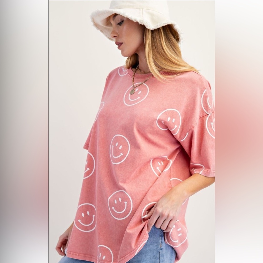 816 ❤️ EASEL SMILEY FACE coral PRINTED WASHED TOP - Picture 2 of 4
